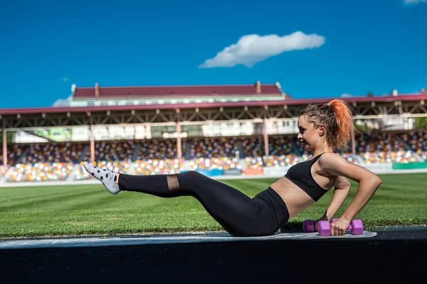 Entrenadora Atlética Ropa Deportiva Haciendo Ejercicio Físico Estadio Verde Estilo —  Fotos de Stock