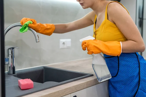 Sarı Paçavralı Kadın Mutfak Lavabosunu Temizliyor — Stok fotoğraf