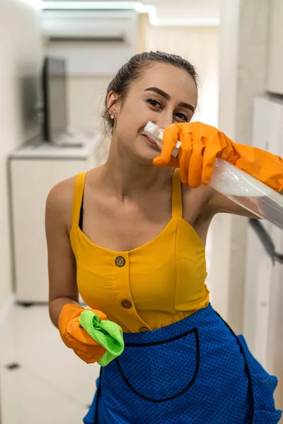 Mujer Joven Cansada Limpiar Cocina Con Guantes Amarillos — Foto de Stock