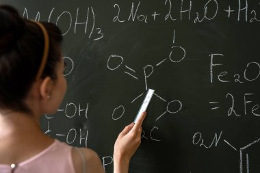 Tahtaya karşı kimya öğretmeni kimyasal formülü, eğitim konseptini açıkladı