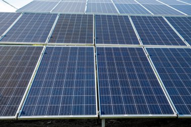 Arka plan için güneş panelleri. Yeşil enerji, saf gezegen konsepti .