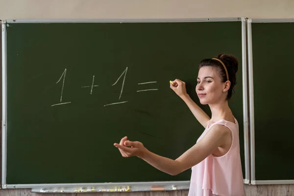 Basisleraar Geschreven Schoolbord Één Voeg Één Toe Basisschool — Stockfoto