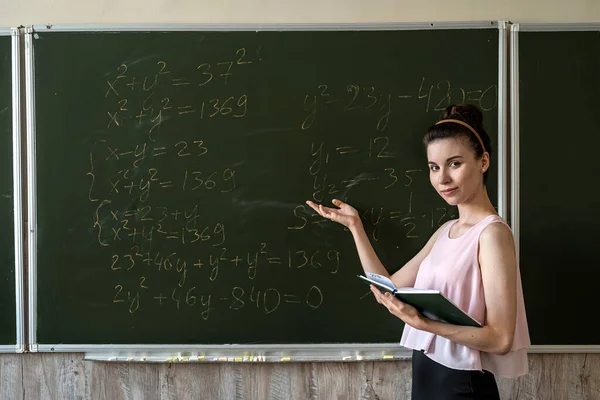 Junge Studentin Erklärt Lösung Der Großen Matheformel Tafel — Stockfoto
