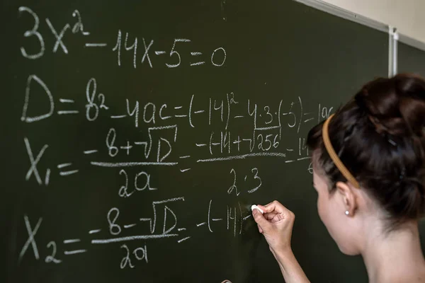 Jonge Vrouwelijke Student Schreef Wiskunde Formules Het Schoolbord Onderwijs Concept — Stockfoto
