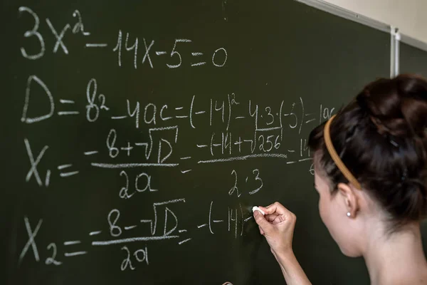 Junge Studentin Schreibt Mathematische Formeln Auf Die Tafel Bildungskonzept — Stockfoto