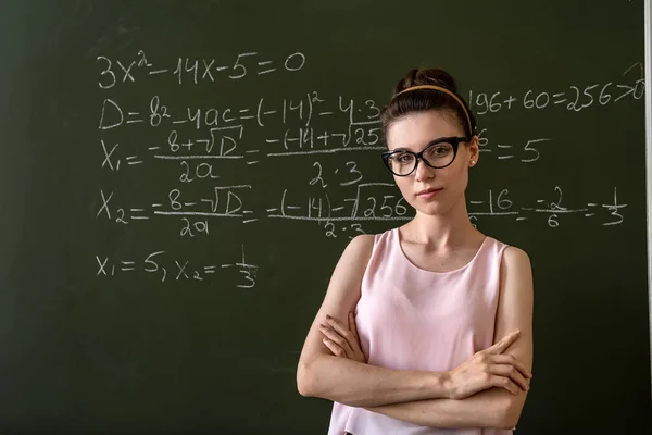 Estudiante Universitaria Escribiendo Pizarra Completando Ecuaciones Matemáticas Concepto Educación —  Fotos de Stock