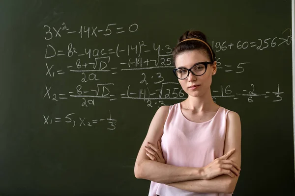 Estudiante Universitaria Escribiendo Pizarra Completando Ecuaciones Matemáticas Concepto Educación — Foto de Stock