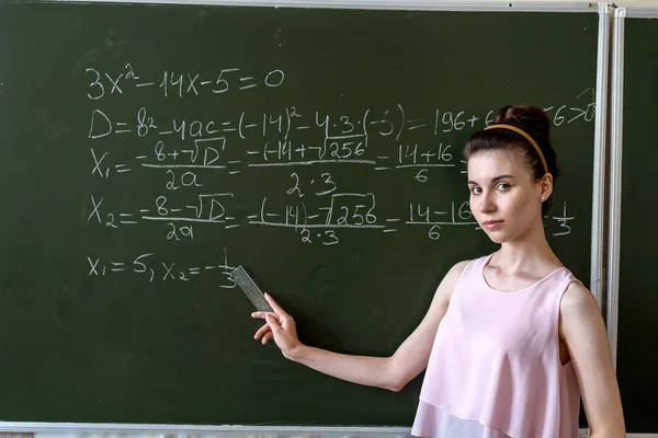 Vysoká Škola Studentka Psaní Tabuli Dokončení Matematických Rovnic Koncepce Vzdělávání — Stock fotografie