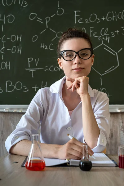 Guru Kimia Memeriksa Labu Kerucut Dengan Cairan Warna Pelajaran Explane — Stok Foto