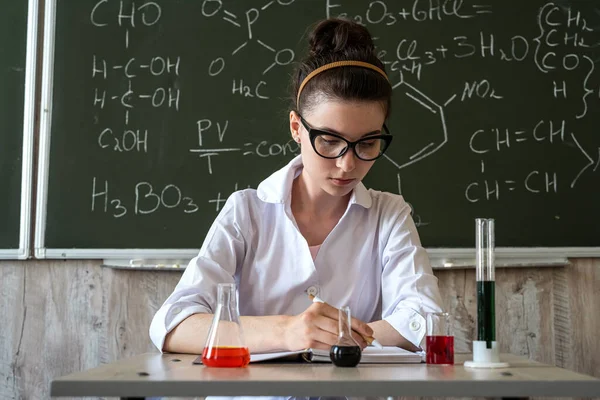 Junge Wissenschaftlerin Weißem Mantel Und Brille Mit Laborkolben — Stockfoto