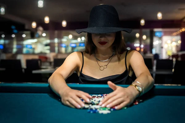 Sexig Kvinna Spelar Poker Elegant Svart Klänning Klubbhuset Spelkoncept — Stockfoto