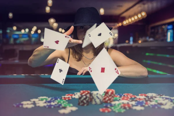 Sexig Kvinna Spelar Poker Elegant Svart Klänning Klubbhuset Spelkoncept — Stockfoto