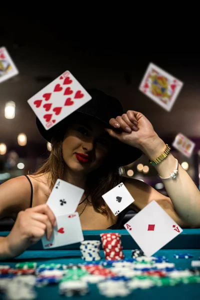 Kvinna Tittar Spelkort Kasino Marker Och Pengar Gamblig Koncept — Stockfoto