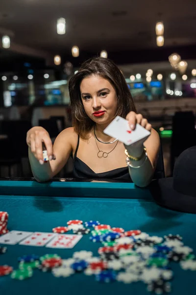 Sexig Kvinna Spelar Poker Elegant Svart Klänning Klubbhuset Spelkoncept — Stockfoto