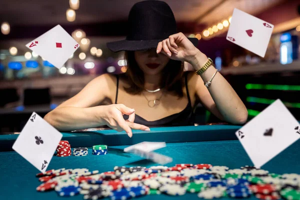 Vacker Kvinna Kväll Svart Klänning Spelar Poker Kasinot Tar Satsa — Stockfoto