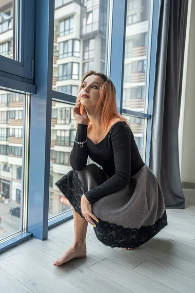 Bela Menina Elegante Com Cabelos Bem Tratados Perto Das Janelas — Fotografia de Stock