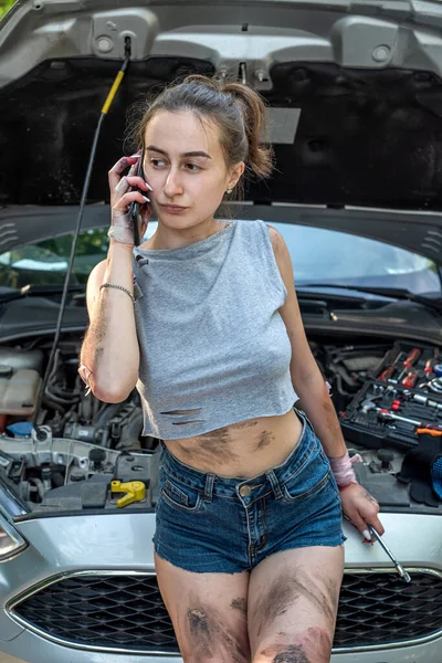 Красивая Молодая Грязная Девушка Пытается Починить Свою Машину После Поломки — стоковое фото