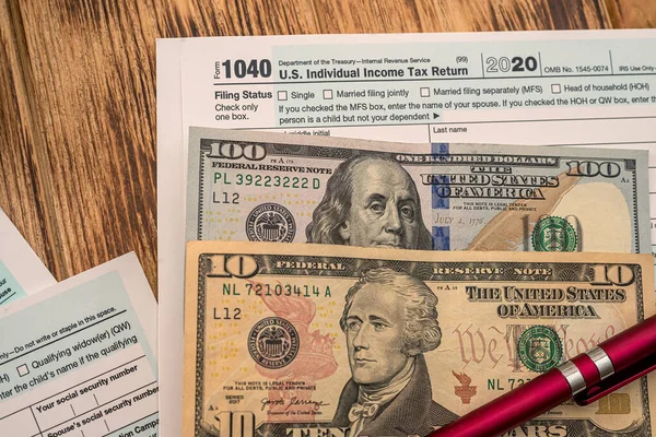 Uma Mesa Madeira Encontram Formulários Imposto Americanos Notas Dólar Americano — Fotografia de Stock