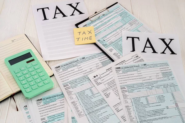 Amerikanische Steuerformulare Liegen Auf Einem Tisch Neben Dem Ein Notizbuch — Stockfoto