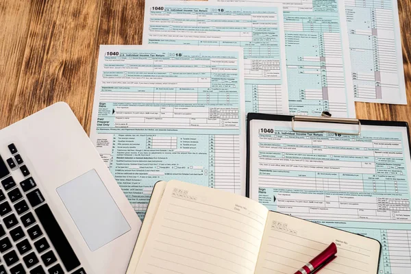 Útiles Cuadernos Con Bolígrafo Rojo Formularios Impuestos 1040 Dispersos Una — Foto de Stock