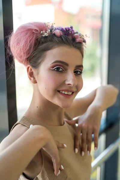 Glamorous Lady Fashion Makeup Posing Straight Camera — Stockfoto