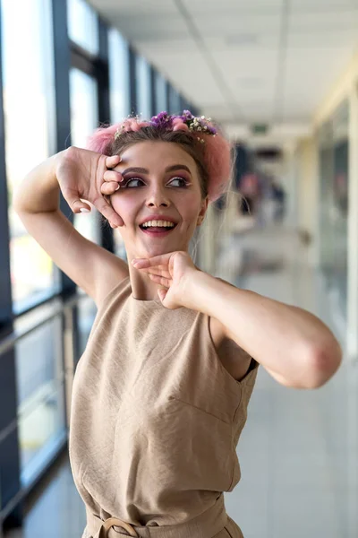 Mulher Feliz Animado Com Excelente Pele Sorrindo Para Uma Câmera — Fotografia de Stock