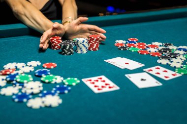 Kadın poker oynuyor ve bahis oynuyor, kumarhane. Kumar konsepti