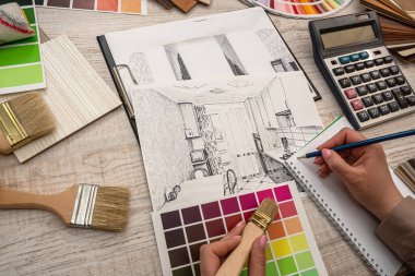 Kadın eli, mimari plan ve yenileme konsepti paletinden bir renk seçer