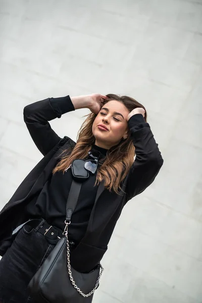 Vacker Brunett Kvinna Med Vacker Figur Vackert Klädda Promenader Höststaden — Stockfoto