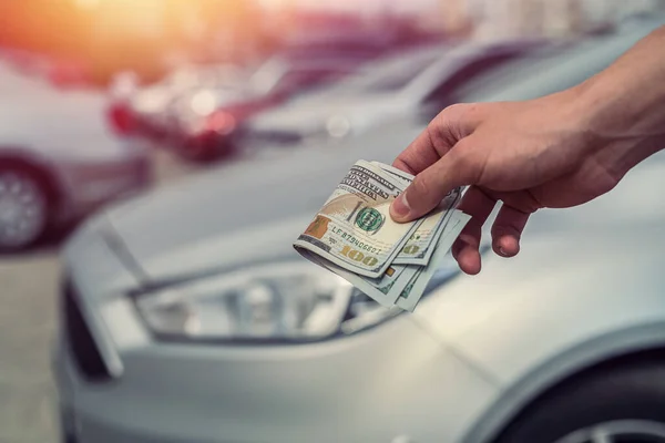 Man Som Har Dollar För Att Köpa Modern Bil Betalning — Stockfoto