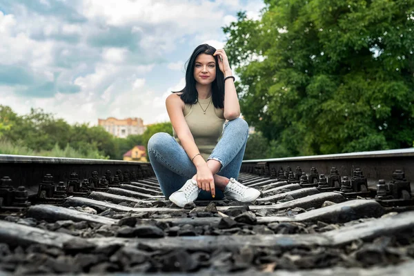 Νεαρή Γυναίκα Στέκεται Στο Σιδηρόδρομο Ταξιδεύει Τρένο Στις Καλοκαιρινές Διακοπές — Φωτογραφία Αρχείου