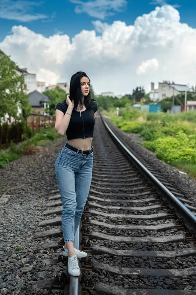 Jeune Femme Debout Sur Chemin Fer Voyage Train Pendant Les — Photo