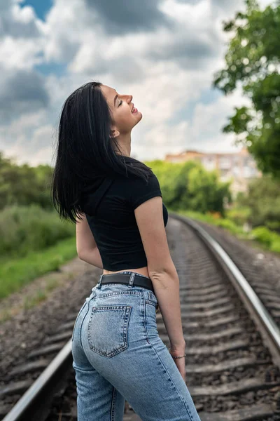 Morena Jovem Mulher Trilhos Ferroviários Viagem Verão — Fotografia de Stock