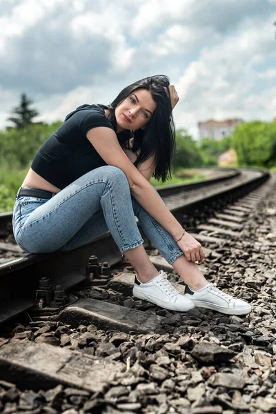 Jovem Mulher Uma Estrada Ferro Viajar Trem Férias Verão — Fotografia de Stock