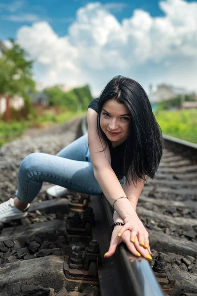 Retrato Bela Jovem Mulher Pano Verão Posando Perto Ferrovia Viagem — Fotografia de Stock