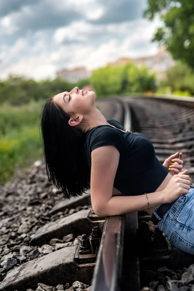 Mulher Andar Nas Trilhas Ferroviárias Viagem Verão Estilo Vida — Fotografia de Stock