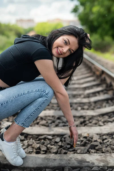 Demiryolunda Duran Genç Bir Kadın Yaz Tatilinde Trenle Seyahat Ediyor — Stok fotoğraf