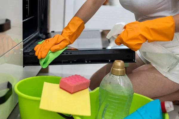 Manos Femeninas Guantes Con Botella Detergente Limpieza Horno Cocina — Foto de Stock