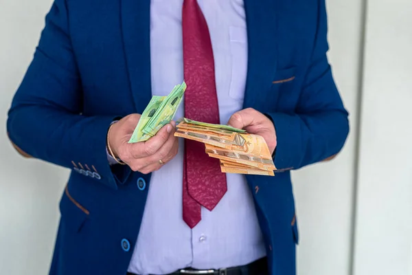 Деловой Человек Костюме Считает Банкноты Евро Зарплату Зарплату — стоковое фото