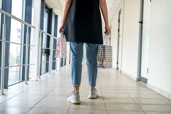 Fashionabla Kvinna Hålla Färgpåsar Efter Shopping Resa Svart Fredag Bäst — Stockfoto