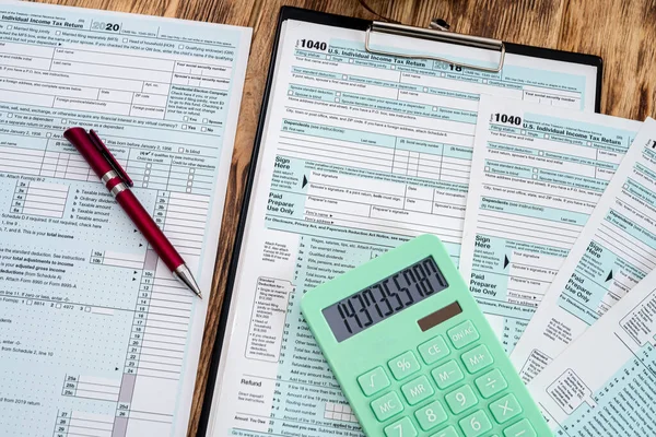 Neue Steuerformulare 1040 Usa Mit Grünem Taschenrechner Und Rotem Stift — Stockfoto