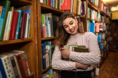Okuldan sonra şehir kütüphanesinde okuyan güzel bir genç kız. Kütüphane konsepti