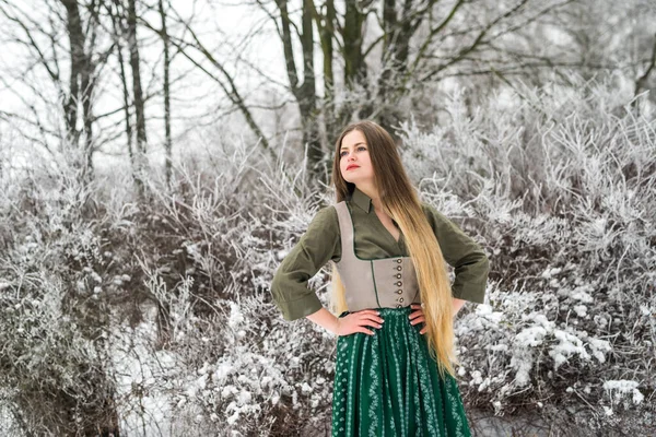 Schöne Blondine Posiert Draußen Winterwald — Stockfoto