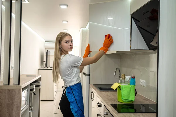 Özel Eldivenli Güzel Sarışın Kız Mutfağında Temizlik Yapıyor Temizlik Konsepti — Stok fotoğraf
