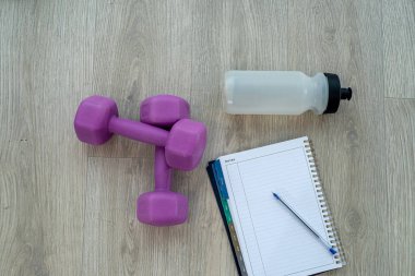 Antrenmandan önce, koç spor malzemelerini ve bir kalemle birlikte bir not defterini yaydı. Spor hedefleri kavramı. Sporda hedef kavramı