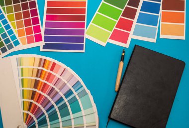 Renk arka planında renk paletleri olan ev inşa planı, yenileme konsepti