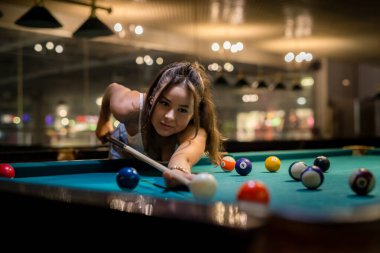 Pub 'da bilardo oynayan beyaz bir kadın. oyun konsepti