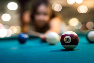 Güzel bayan bilardo maçını kazanmak için kolay atış yapar. Hoş bir boş zaman.