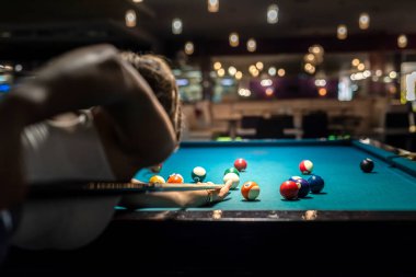 Güzel bayan bilardo maçını kazanmak için kolay atış yapar. Hoş bir boş zaman.