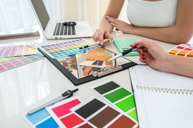 İki güzel genç kız öğrenci tasarımcı ilk tasarım projeleri üzerinde çalışıyorlar ve bir renk seçiyorlar. Tasarım konsepti